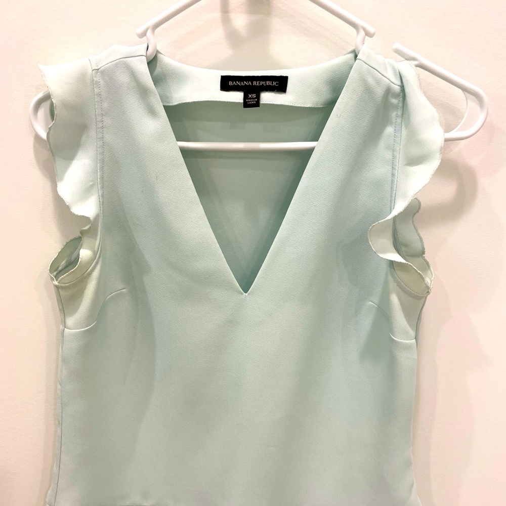 Banana republic mint flutter sleeve and waste sleeveless blouse